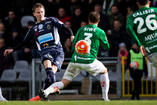 Gefles Johan Bertilsson skjuter