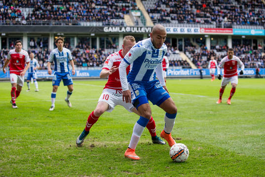 IFK Göteborgs Haitam Aleesami mot Kalmars Tobias Eriksson
