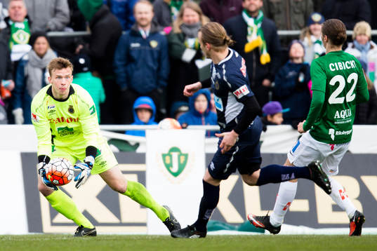 Gefles målvakt Andreas Andersson räddar