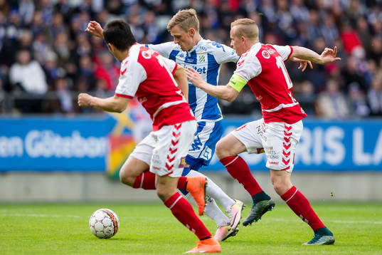 IFK Göteborgs Sören Rieks före Kalmars Tobias Eriksson