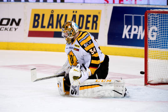 Pucken går i stolpen bakom Skellefteås målvakt Erik