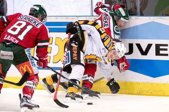 Skellefteås Sebastian Aho tacklar Frölundas Artturi