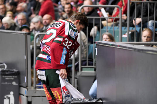 Frölundas Lukas Bengtsson lämnar isen skadad