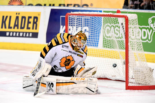 Frölundas Lukas Bengtsson (ej i bild) gör 1-3 bakom