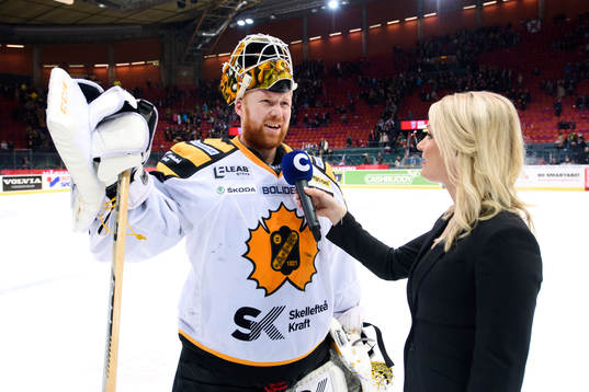 Skellefteås målvakt Erik Hanses blir intervjuad