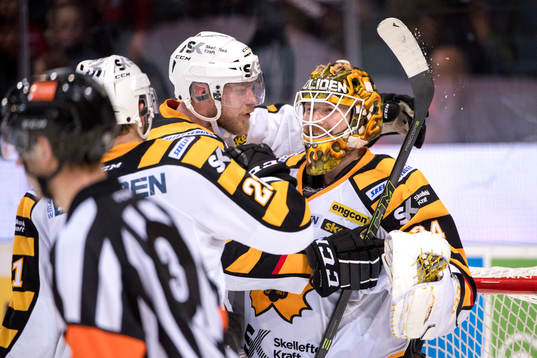 Skellefteås målvakt Erik Hanses jublar
