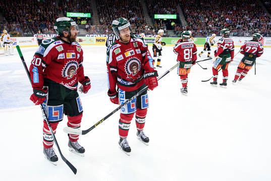 Frölundas Joel Lundqvist och Joey Crabb deppar