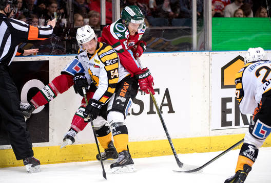Skellefteås Anton Lindholm tacklar Frölundas Joey Crabb