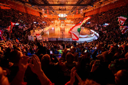 Frölundas spelare åker in på isen innan final 2 i