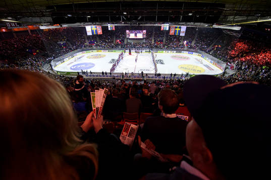 Spelarna står vid lineup innan final 2 i SM-slutspelet i