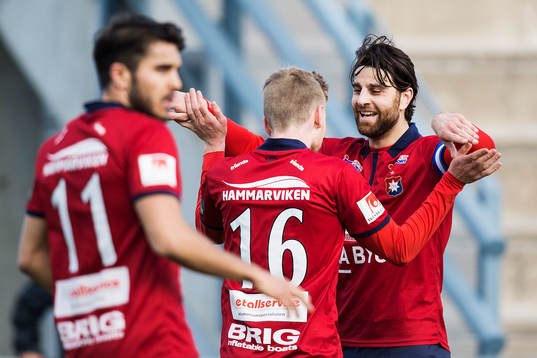 Örgrytes George Mourad (th) jublar med Sebastian Ohlsson