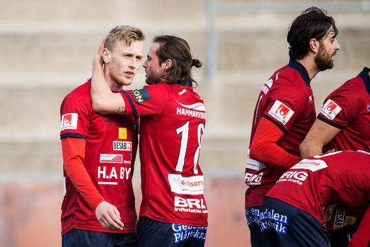 Örgrytes Sebastian Olsson (tv) gör 0-1 och jublar med
