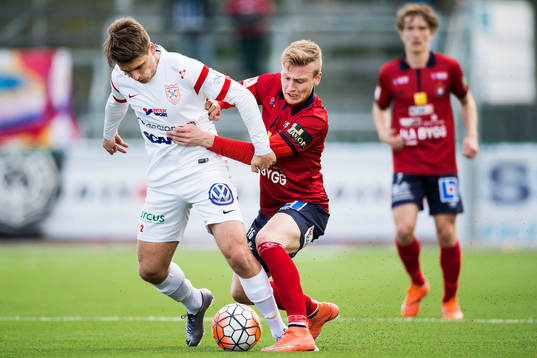 Assyriskas Fredrik Holster och Örgrytes Sebastian Ohlsson
