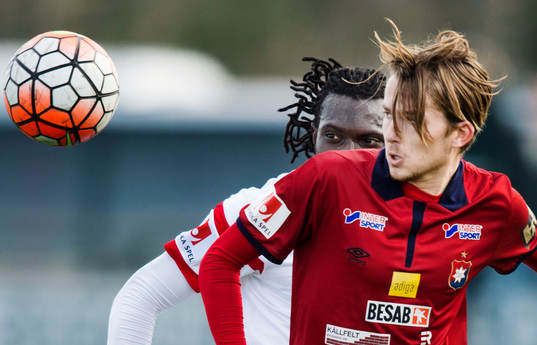 Örgrytes Andreas Östling jagas av Assyriskas Ugonna Anyora