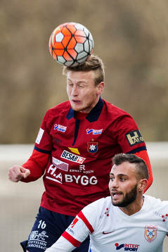 Örgrytes Sebastian Ohlsson i en nickduell med Assyriskas