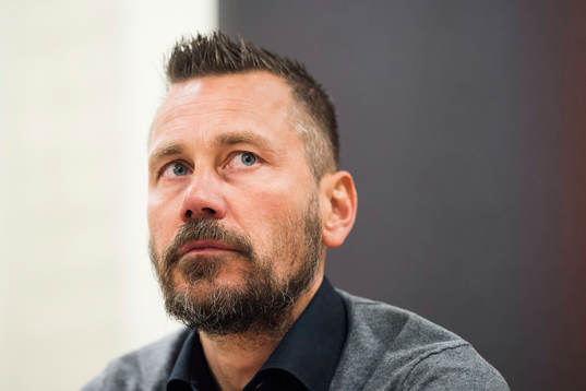 Örgrytes tränare Marcus Lantz deltar i en presskonferens