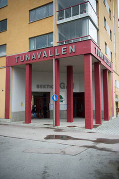 Exteriör av Tunavallen som har bostadsrätter i samma