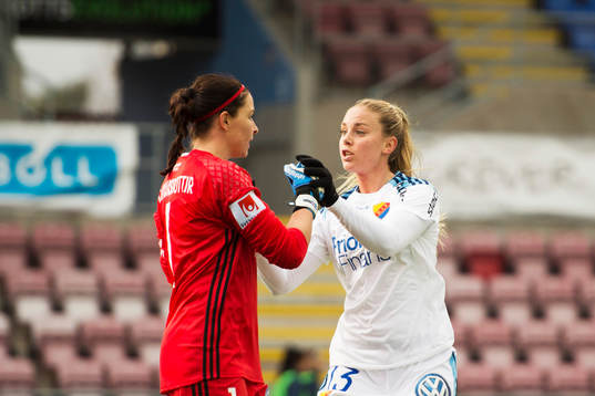 Djurgårdens Petronella Ekroth jublar med målvakt