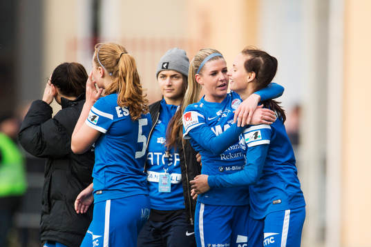Eskilstunas Olivia Schough och Nathalie Björn kramas