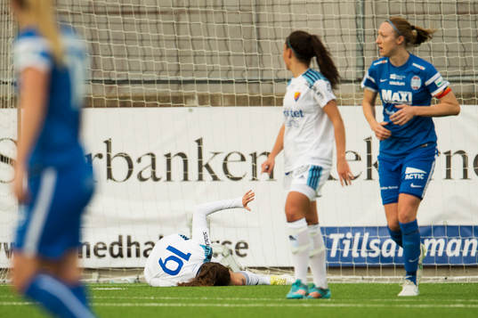 Djurgårdens Carolina Mendes blir liggande och kallar på