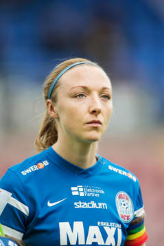 Eskilstunas Louise Quinn bär regnbågsfärgad kaptensbindel