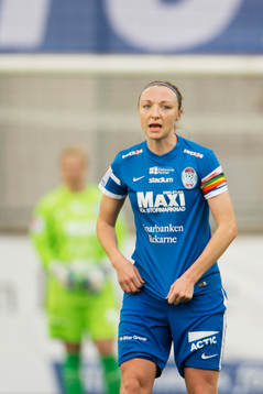 Eskilstunas Louise Quinn spelar med regnbågsfärgad