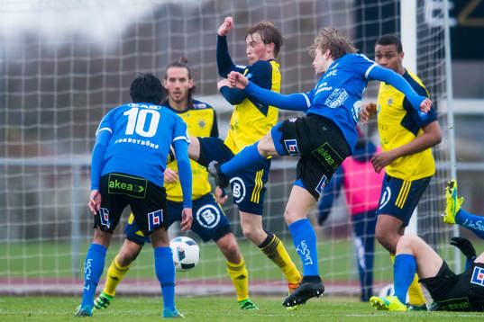 Halmstads Simon Silverholt gör 0-1