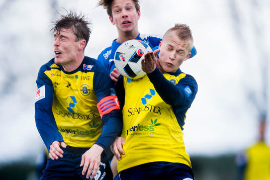 Ängelholms Marcus Bernholtz och Christian Ljungberg i kamp