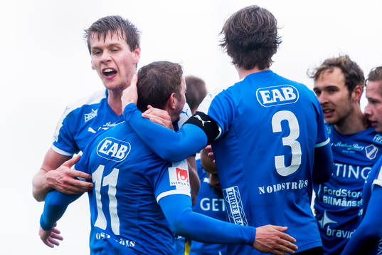 Ängelholms Ryan Finley firar segern med Björn Westerblad