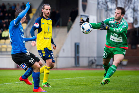 Halmstads Fredrik Olsson i läge framför Ängelholms