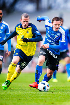 Ängelholms Sebastian Carlsen jagar Halmstads Fredrik Olsson