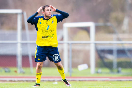 Ängelholms Ryan Finley reagerar på ett domslut