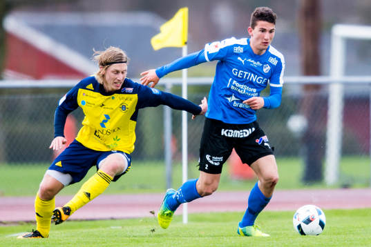 Ängelholms Philip Bernholtz jagar Halmstads Adnan Kojic