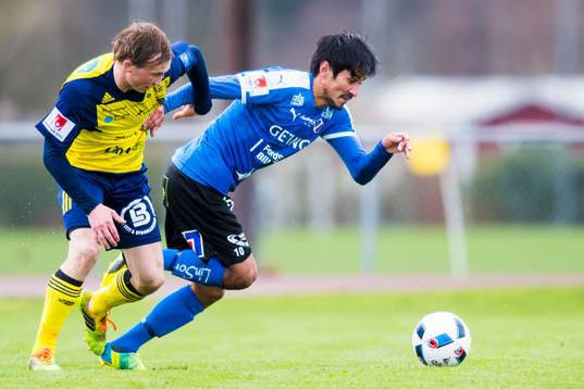 Ängelholms Albin Nilsson jagar Halmstads Antonio Rojas