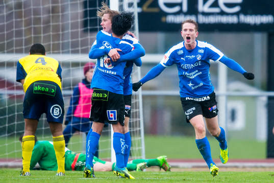 Halmstads Simon Silverholt kramas om av Antonio Rojas