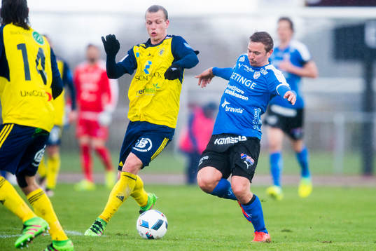 Ängelholms Sebastian Carlsen jagar Halmstads Fredrik Olsson