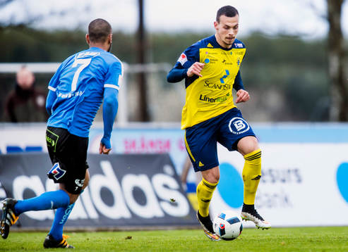 Ängelholms Dennis Stojanovic Fredin bevakas av Halmstads
