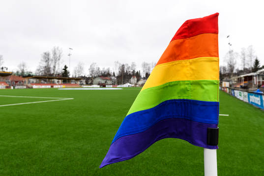En generell bild på en hörnflagga i regnbågsfägerna