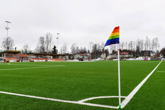 En generell bild på en hörnflagga i regnbågsfägerna