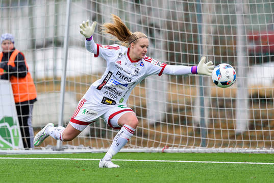 Piteås målvakt Hilda Carlén räddar ett skott