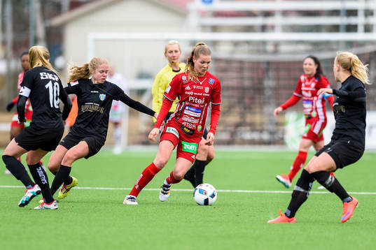Piteås Nina Jakobsson omgiven av 3st Kopparbergs/Göteborg