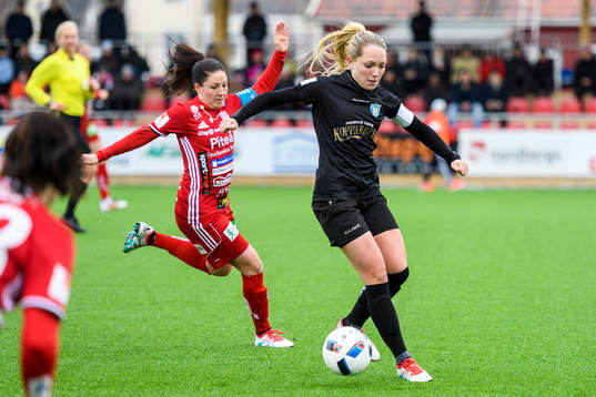 s Elin Rubensson jagas av Piteås Josefin Johansson