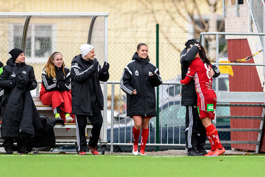 Piteås huvudtränare Stellan Carlsson kramar om