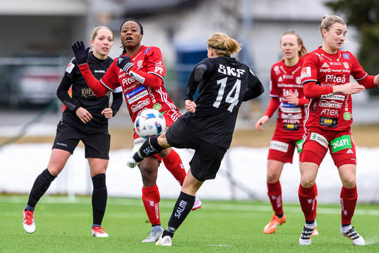 Piteås Faith Ikidi täcker skott från