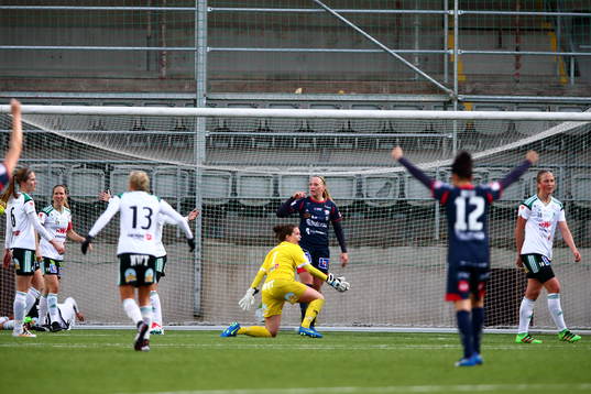 Mallbackens målvakt Lee Alexander reagerar och Linköping