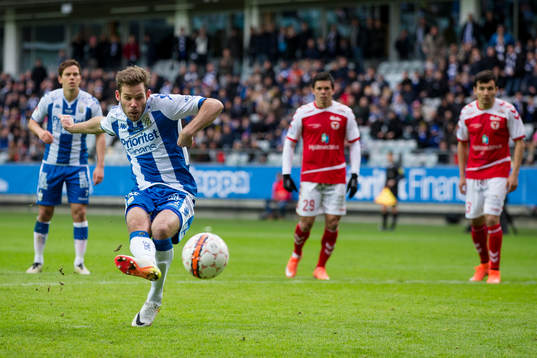 IFK Göteborgs Emil Salomonsson skjuter 1-1 på straff