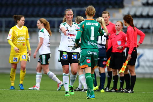 Mallbackens Julia Karlenäs tackar Linköpings målvakt