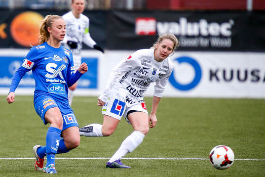 Sirius Julia Lyckberg  i premiären av elitettan i fotboll