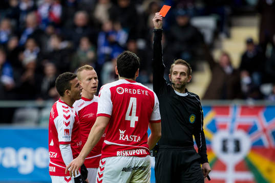 Domare Johan Hamlin ger Kalmars Marko Biskupovic ett rött