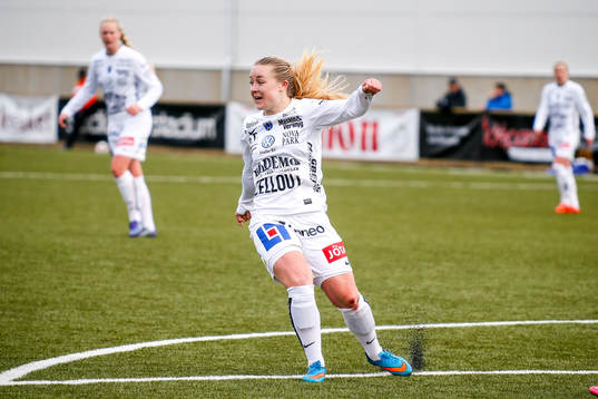 Sirius Ingrid Wixner  i premiären av elitettan i fotboll